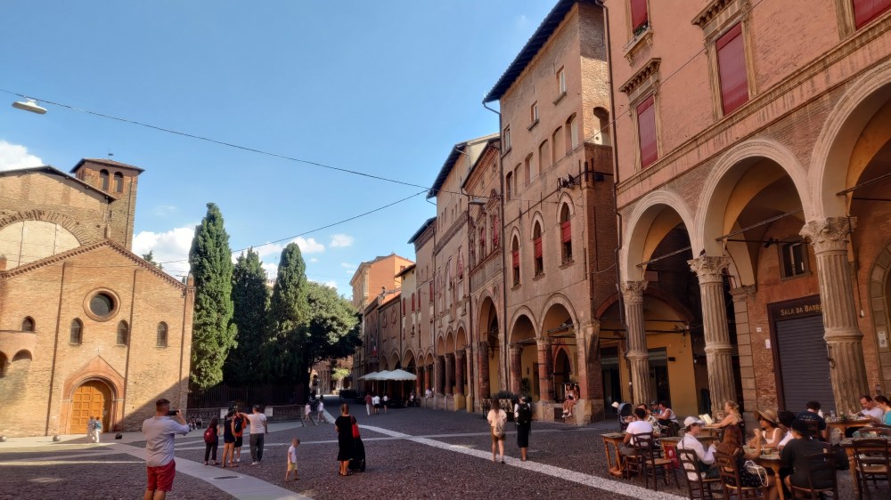 Piazza Santo Stefano e la Basilica di Santo Stefano a Bologna, Emilia Romagna