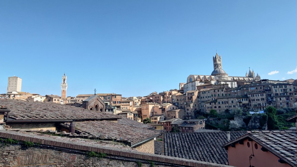 Vista da Via Camporegio verso il centro storico di Siena