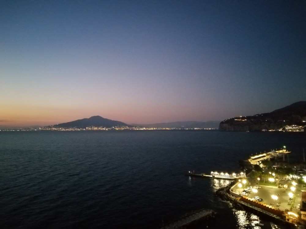 Le luci di Napoli e il profilo del Vesuvio al tramonto, visti da Sorrento, Campania