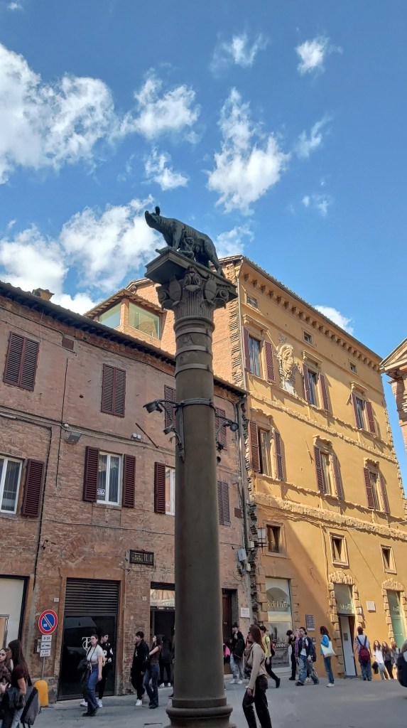 La lupa senese di Piazza Tolomei, Siena, Toscana
