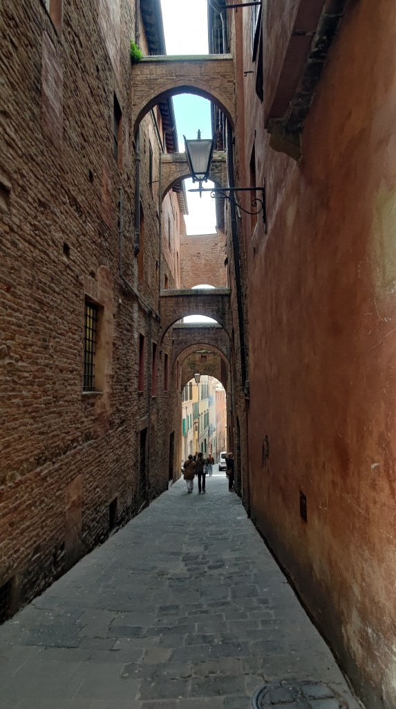 Via di Beccheria con i suoi archi, Siena