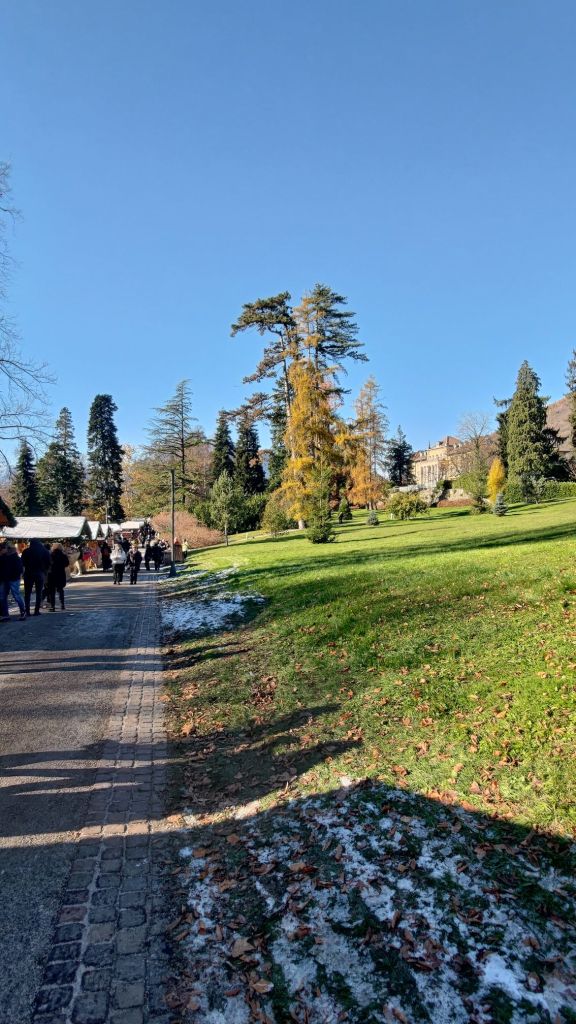 I bellissimi mercatini di Natale nel novecentesco Parco Asburgico di Levico Terme, in Valsugana, Trentino Alto-Adige    