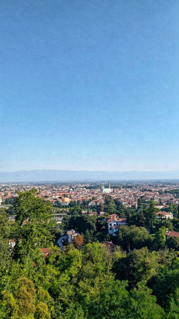 Vicenza vista dal Santuario di Monte Berico, si può distinguere bene la Basilica Palladiana al centro della foto