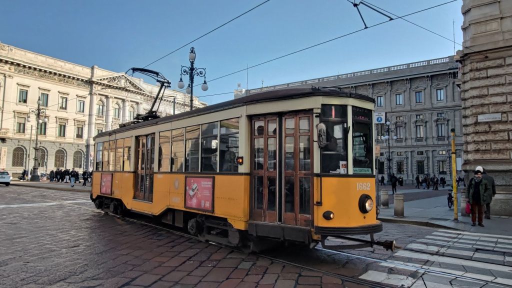 Uno dei tram gialli a Milano. Non tutti sanno che i tram milanesi sono  i più antichi tram al mondo ancora in servizio