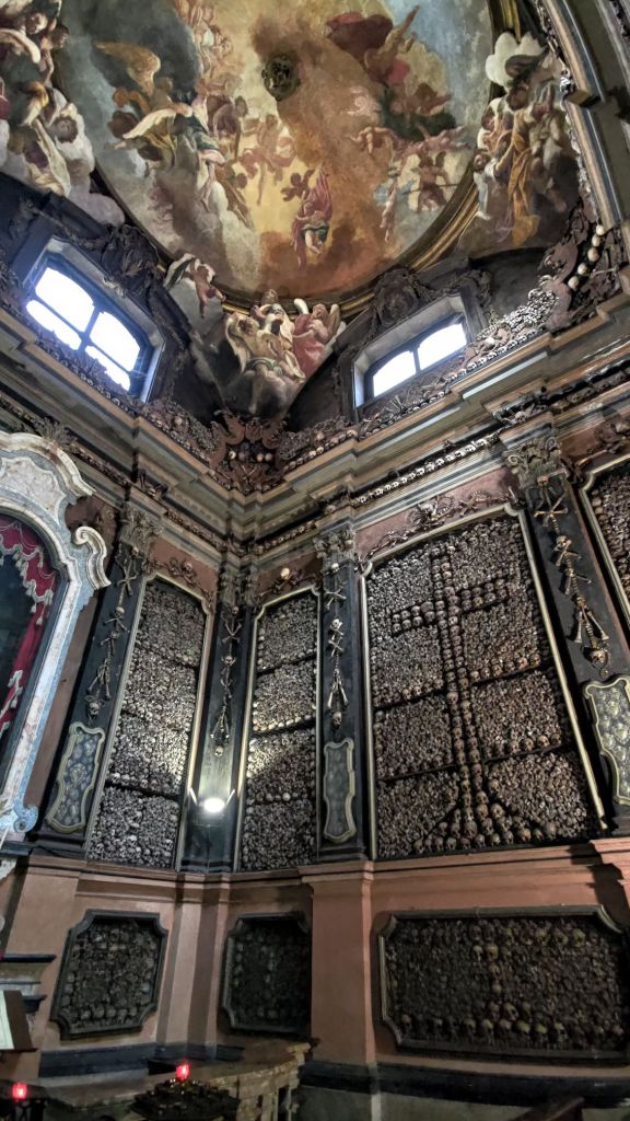 Le numerose ossa presenti nella Chiesa di San Bernardino alle Ossa, a Milano, Lombardia