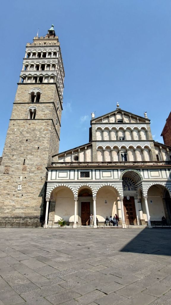 Il Duomo di Pistoia, conosciuto anche come Cattedrale di San Zeno, in perfetto stile romanico. Pistoia, Toscana