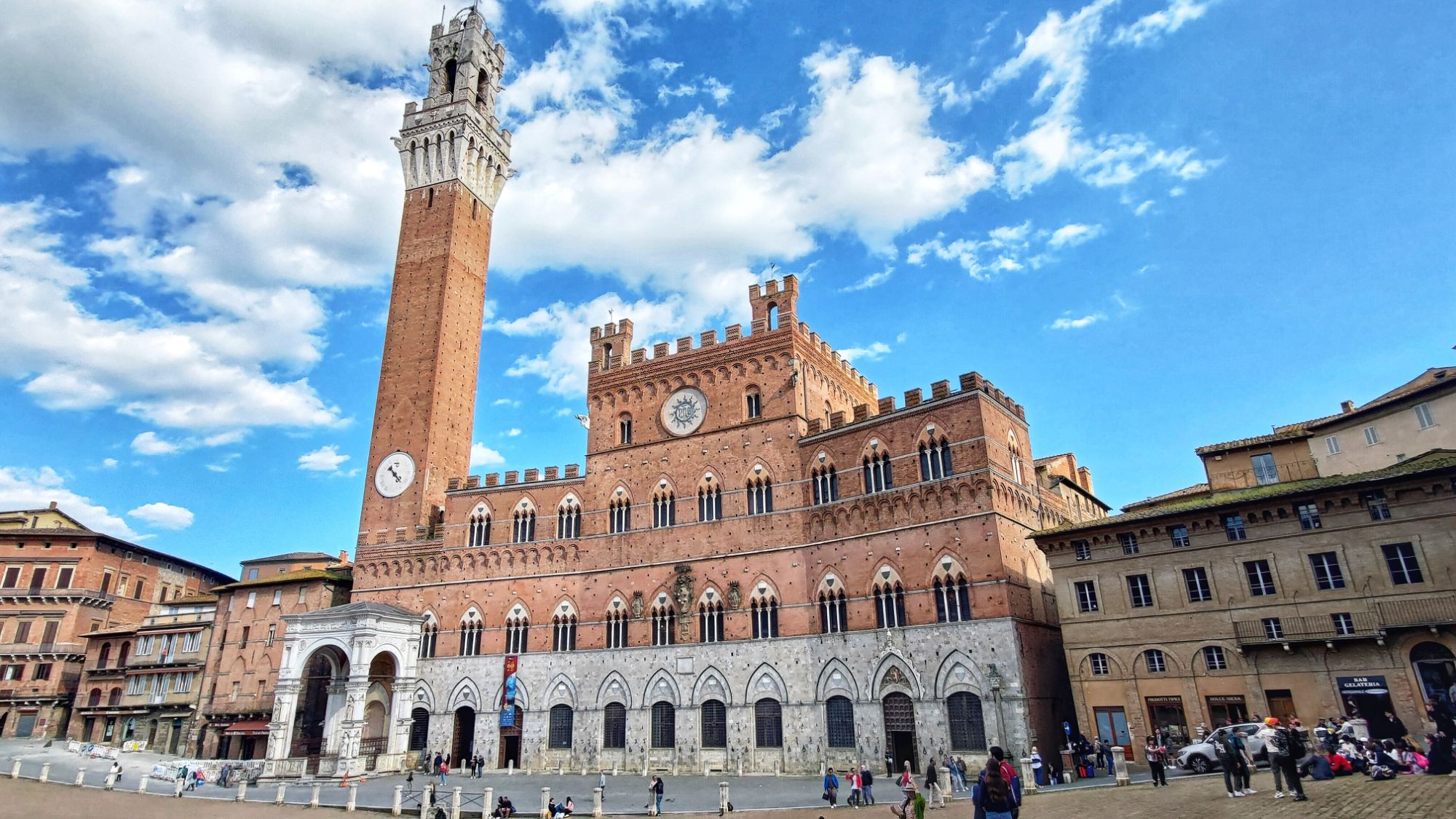 Il Palazzo Pubblico di Siena con la Torre del Mangia in Piazza del Campo. Siena, Toscana