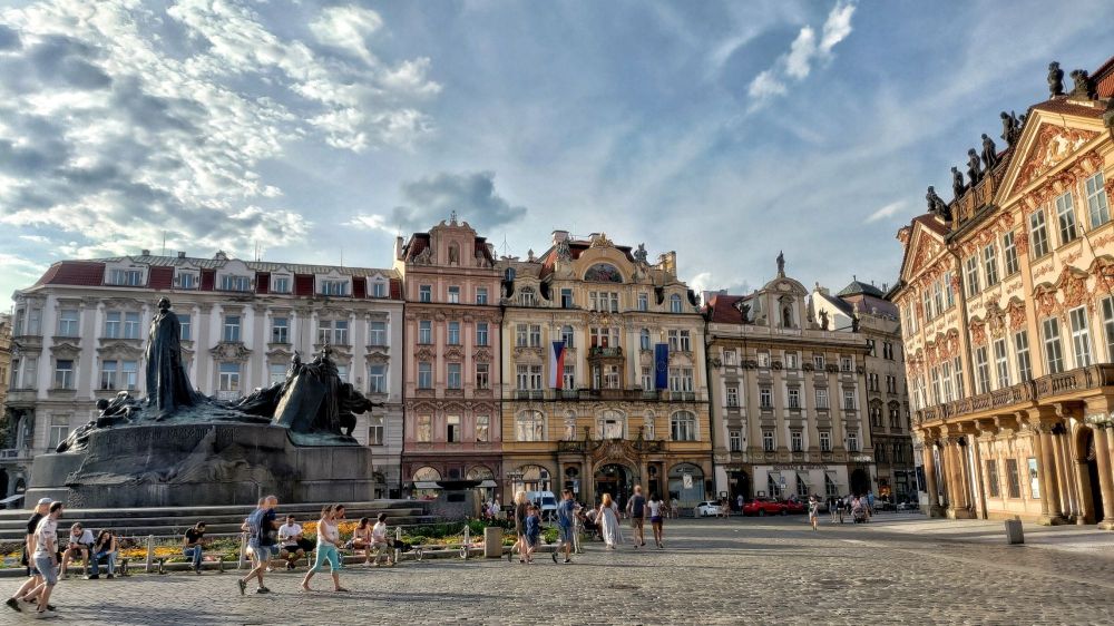 La piazza della Città Vecchia con il monumento dedicato al riformatore protestante Jan Hus. Praga, Cechia