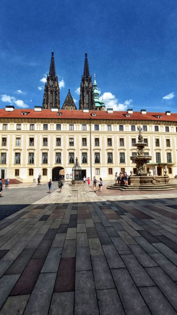 Uno dei palazzi del Castello e la Cattedrale di San Vito. Praga, Cechia 