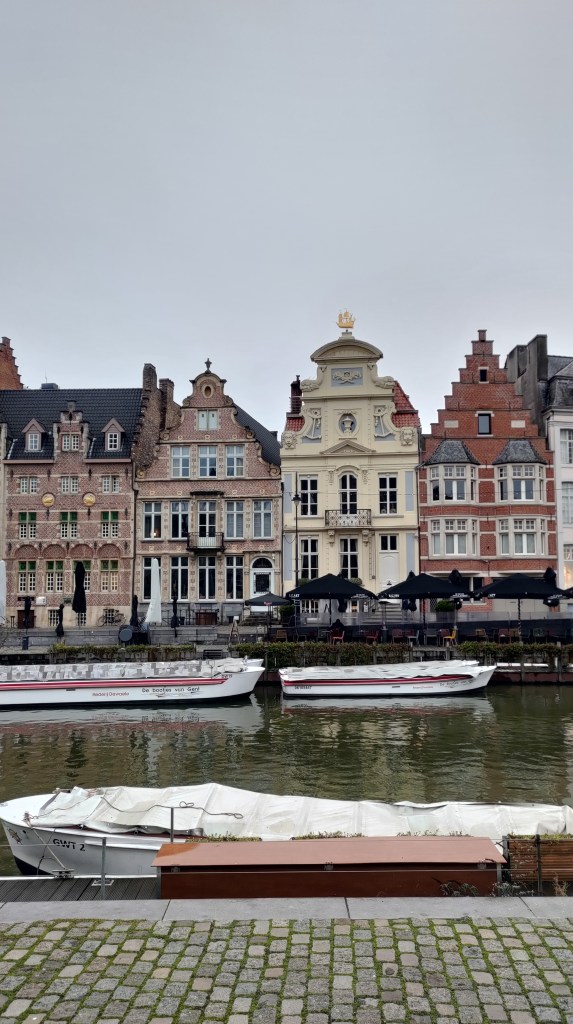 Palazzi in stile fiammingo sulle rive del fiume Lys nel centro storico di Gent, in Belgio