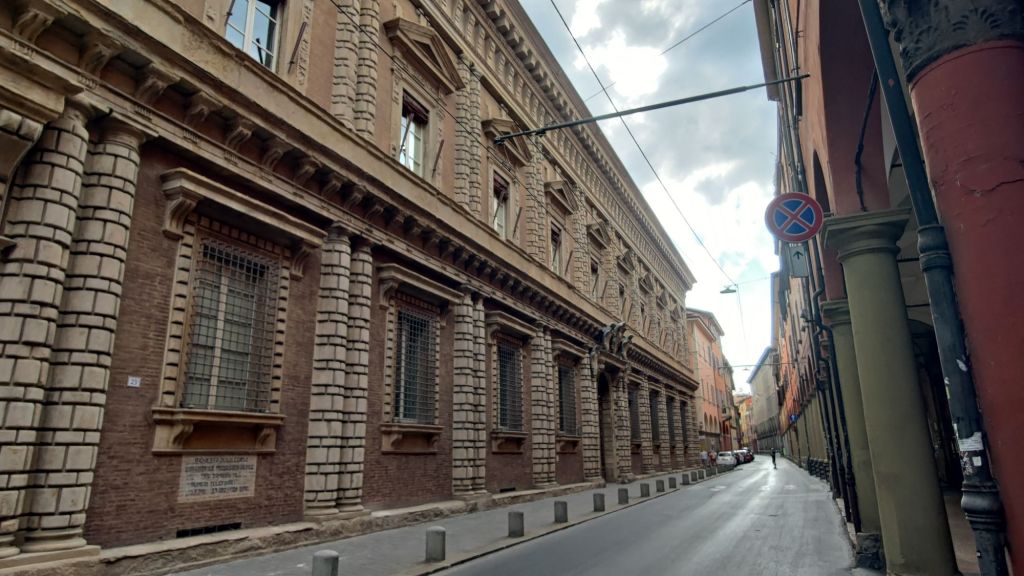 Palazzo Fantuzzi a Bologna, un curioso caso di abuso edilizio medievale