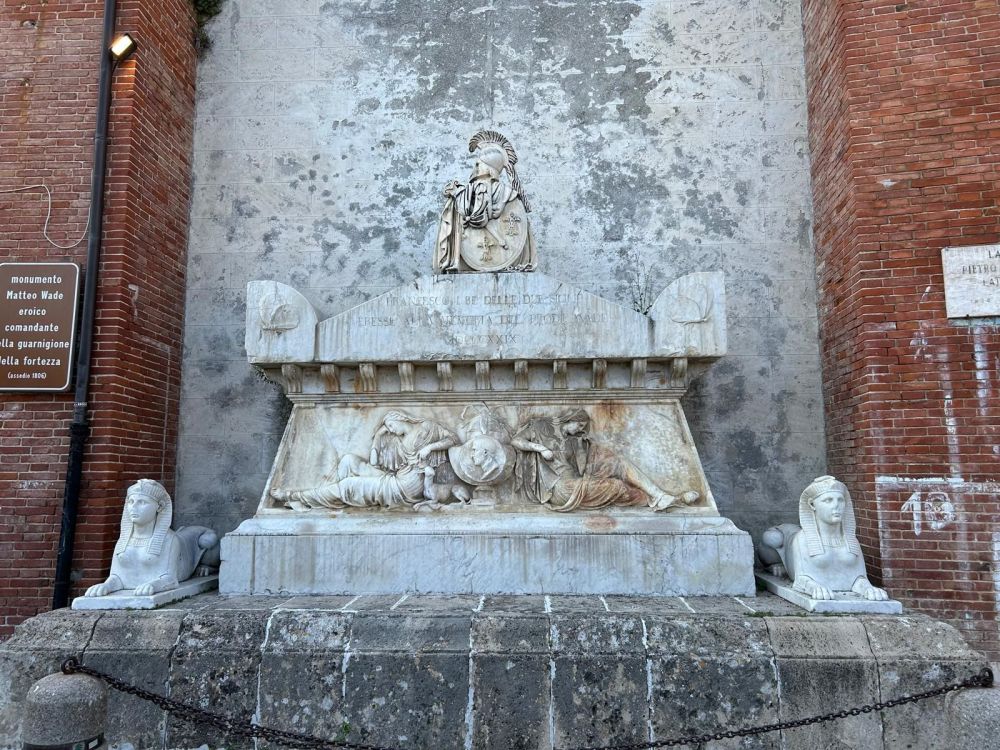 Il monumento all'irlandese Matteo Wade nel centro storico di Civitella del Tronto, in Abruzzo
