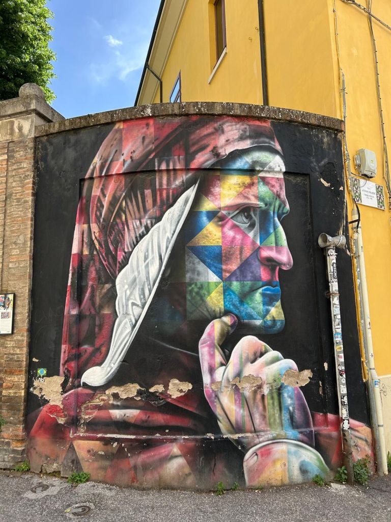 Il murale di Dante Alighieri realizzato dallo street-artist brasiliano Kobra a Ravenna