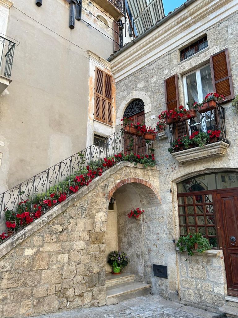 Vicoli fioriti nel borgo di Civitella del Tronto, tra le colline abruzzesi