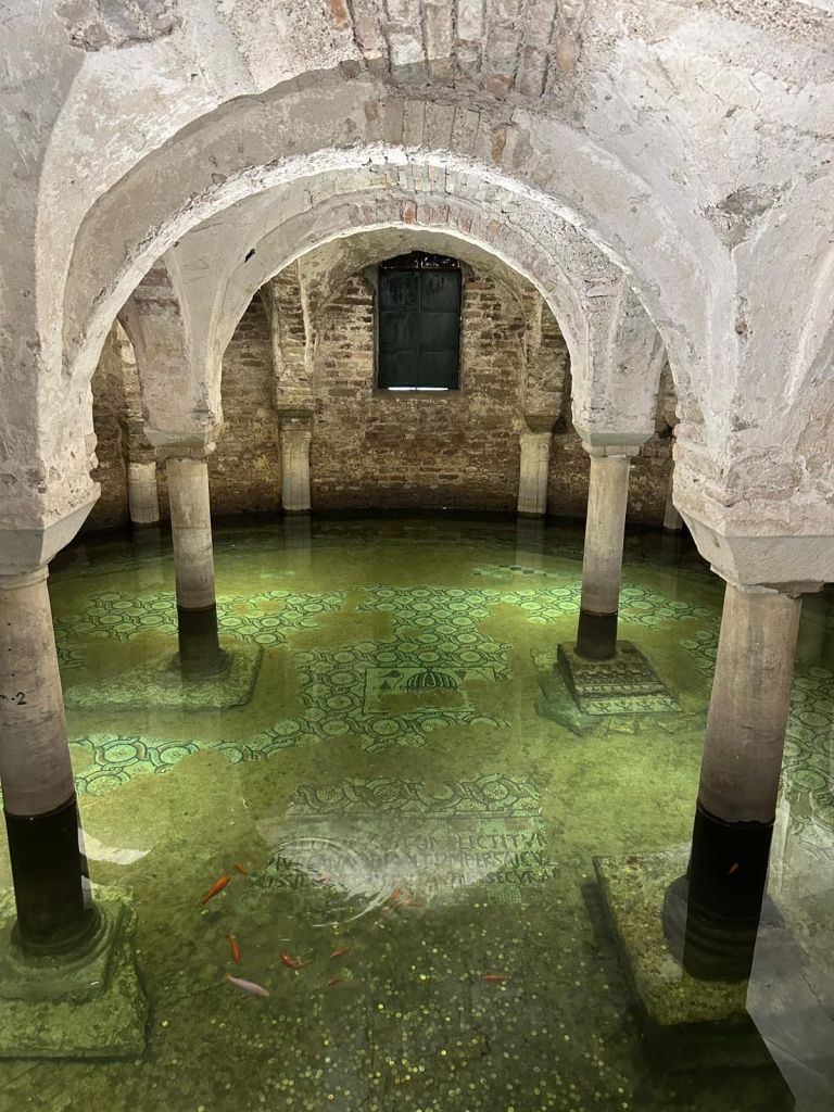 La cripta allagata con alcuni pesci rossi nella Basilica di San Francesco a Ravenna, in Emilia Romagna