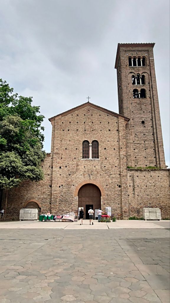 La Basilica di San Francesco e il suo campanile visti dall'esterno. La chiesa è famosa per la sua suggestiva cripta allagata. Ravenna, Emilia Romagna