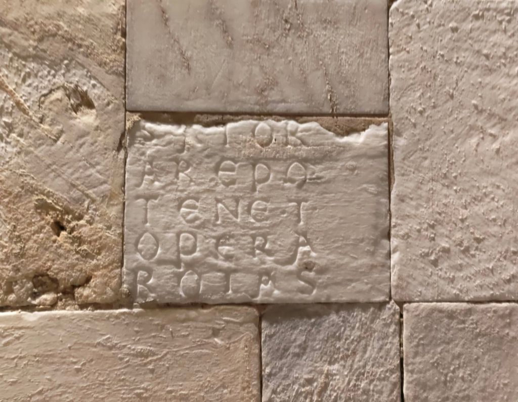 Il quadrato SATOR sul muro esterno del Duomo di Siena