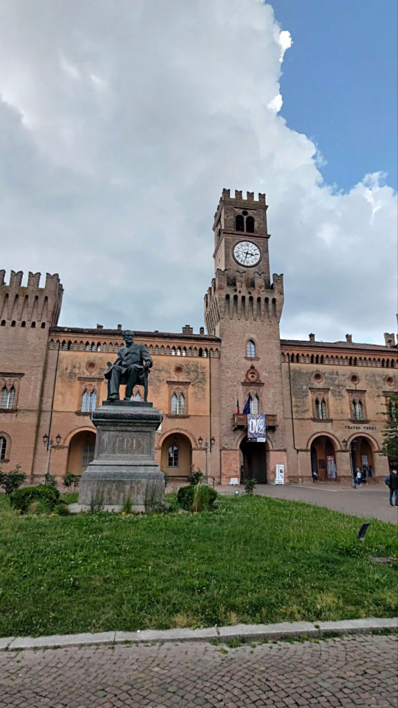 La grande Rocca Pallavicino e la statua di Giuseppe Verdi, nato a pochi chilometri da qui. Ci troviamo a Busseto, in provincia di Parma, nella Pianura Padana