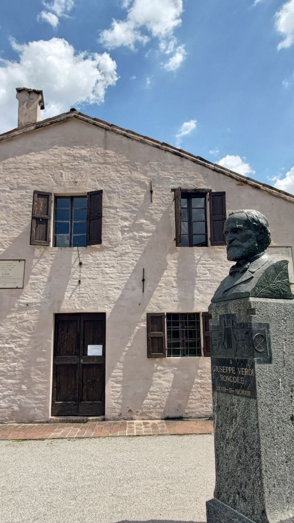 La casa natale di Giuseppe Verdi e il mezzo busto del compositore a Roncole di Busseto, in provincia di Parma