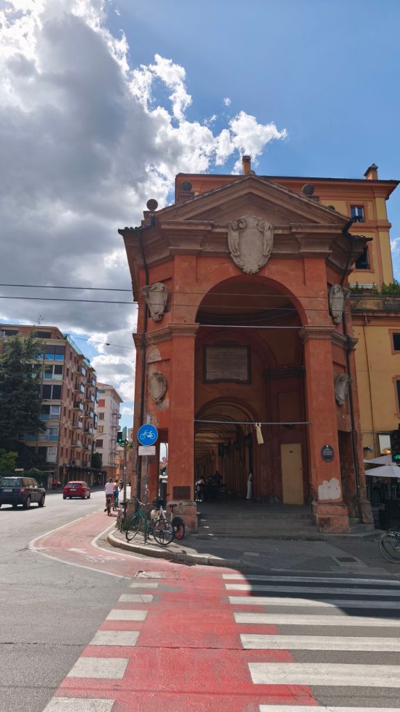 L'Arco Bonaccorsi che segna l'inizio del Portico di San Luca a Bologna, il portico più lungo del mondo