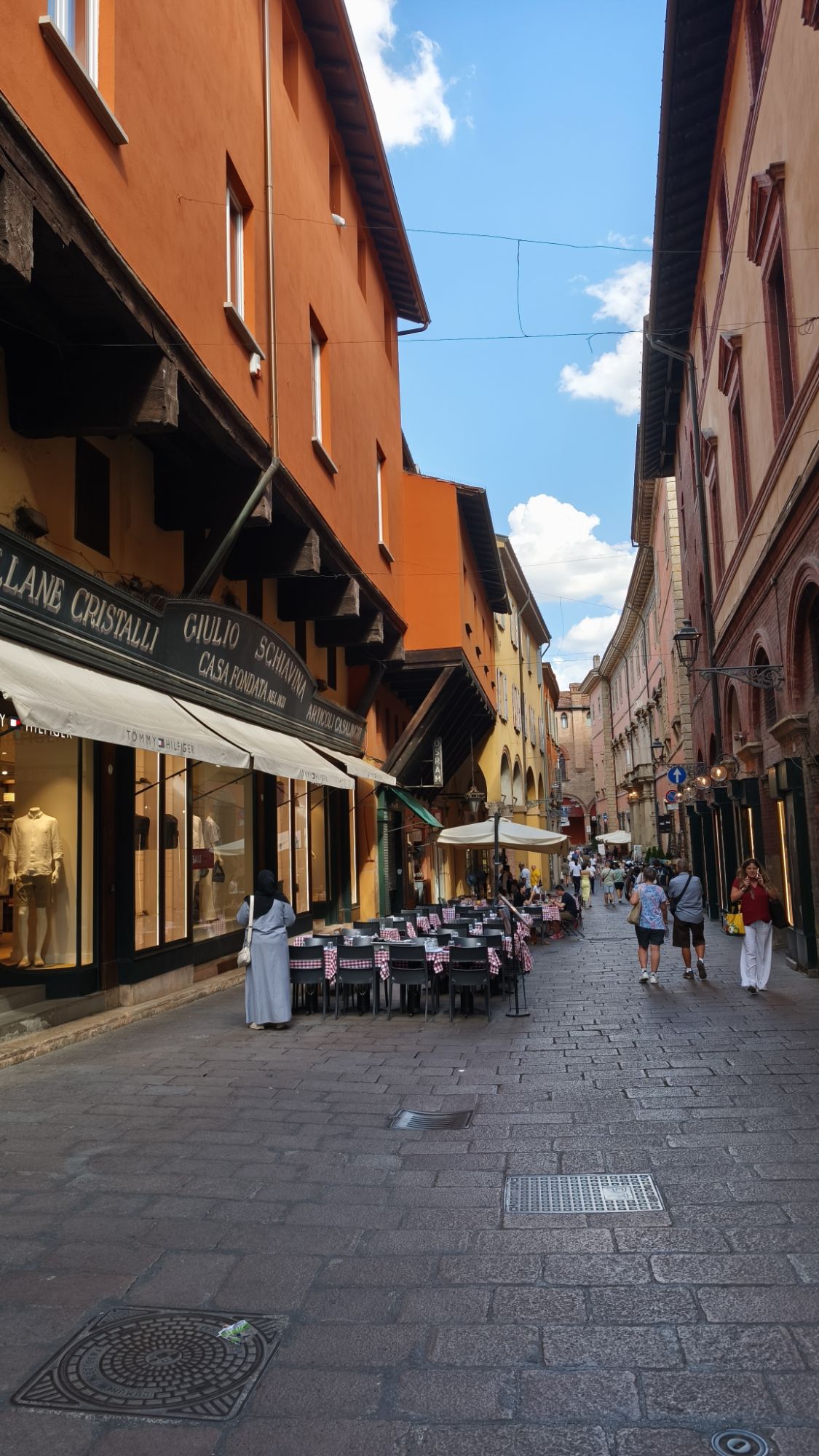 La caratteristica Via Clavature nella zona del Quadrilatero a Bologna