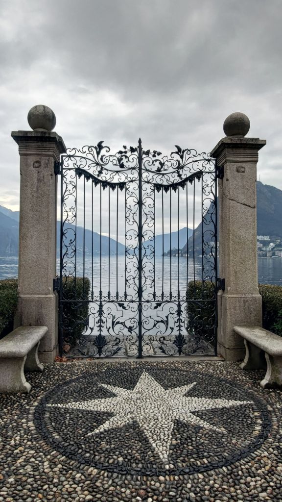 Il famoso Cancello sul Lago di Lugano situato nel Parco Ciani a Lugano, Canton Ticino, Svizzera
