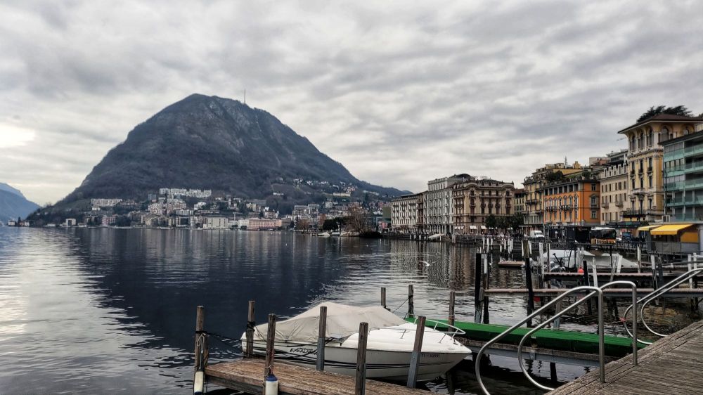 Nella foto si vedono il Lago di Lugano, il Monte San Salvatore e la città di Lugano. Canton Ticino, Svizzera
