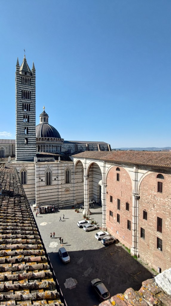 Foto dall'alto della navata incompleta del Duomo Nuovo di Siena