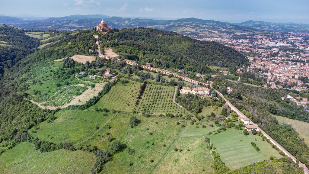 Il Santuario di San Luca e il lungo portico visti dall'alto, Bologna