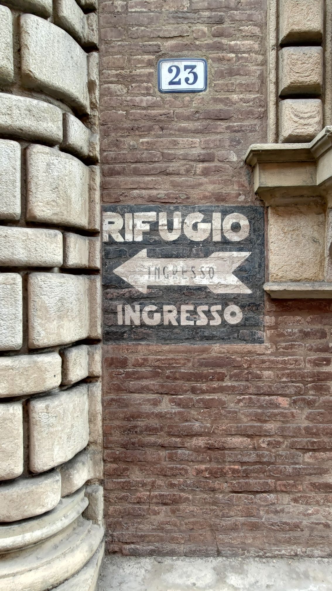 Segnale "rifugio" risalente alla seconda guerra mondiale sui muri di Palazzo Fantuzzi, Bologna