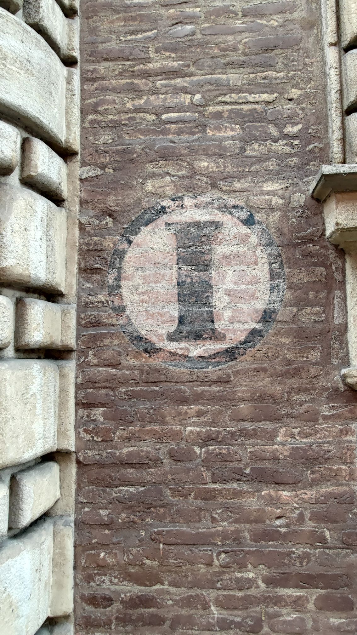 Indicazione di idrante sui muri di Palazzo Fantuzzi risalente alla seconda guerra mondiale, Bologna