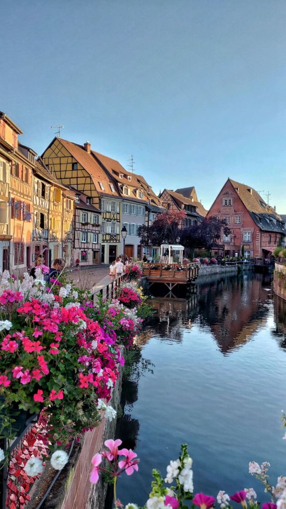 Scorcio di Colmar con i canali, i fiori e le case a graticcio 
