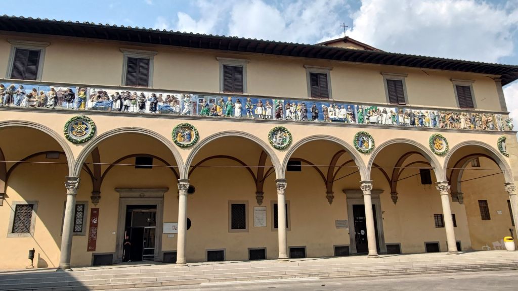 L'antico Ospedale del Ceppo fondato nel XIII secolo a Pistoia, sulla facciata spicca il fregio dei Della Robbia