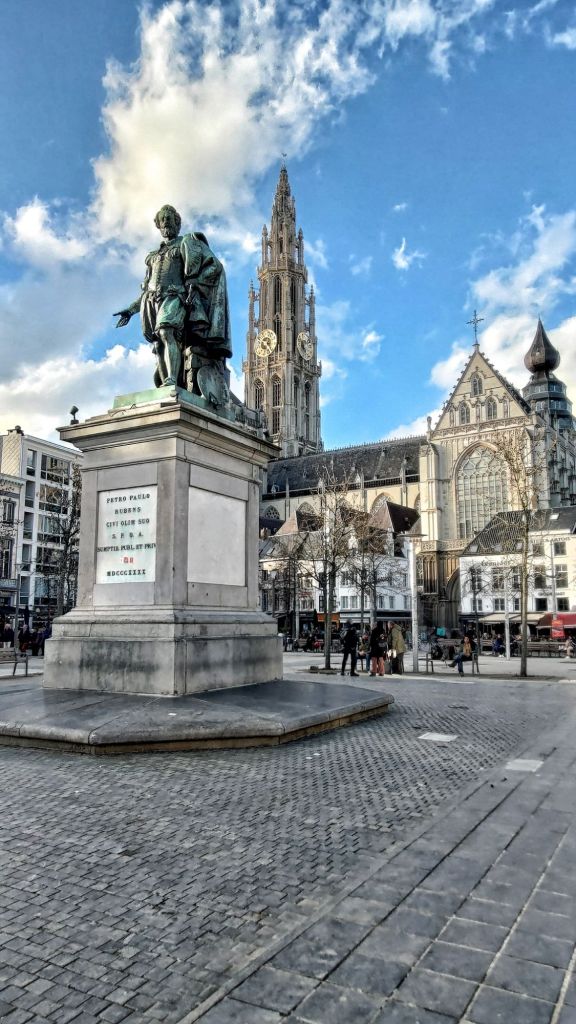 La statua di Rubens nella Groenplaats di Anversa, in Belgio