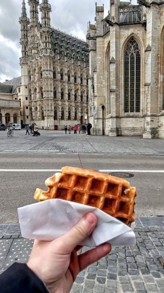 Un waffle davanti al Municipio di Leuven, in Belgio
