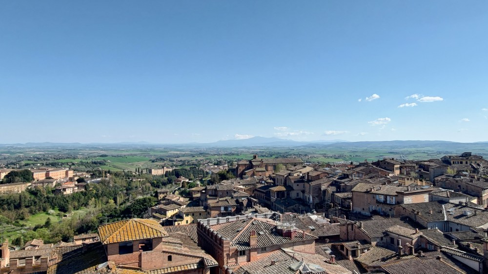 Il centro storico di Siena e i suoi splendidi dintorni con le colline sullo sfondo