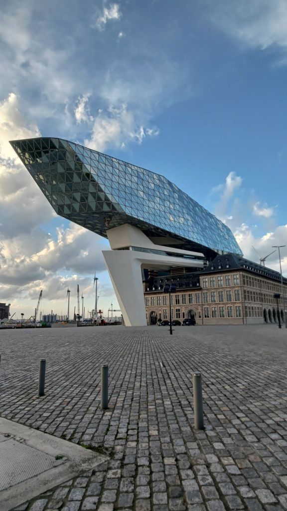 L'edificio chiamato Port House progettato da Zaha Hadid ad Anversa, in Belgio