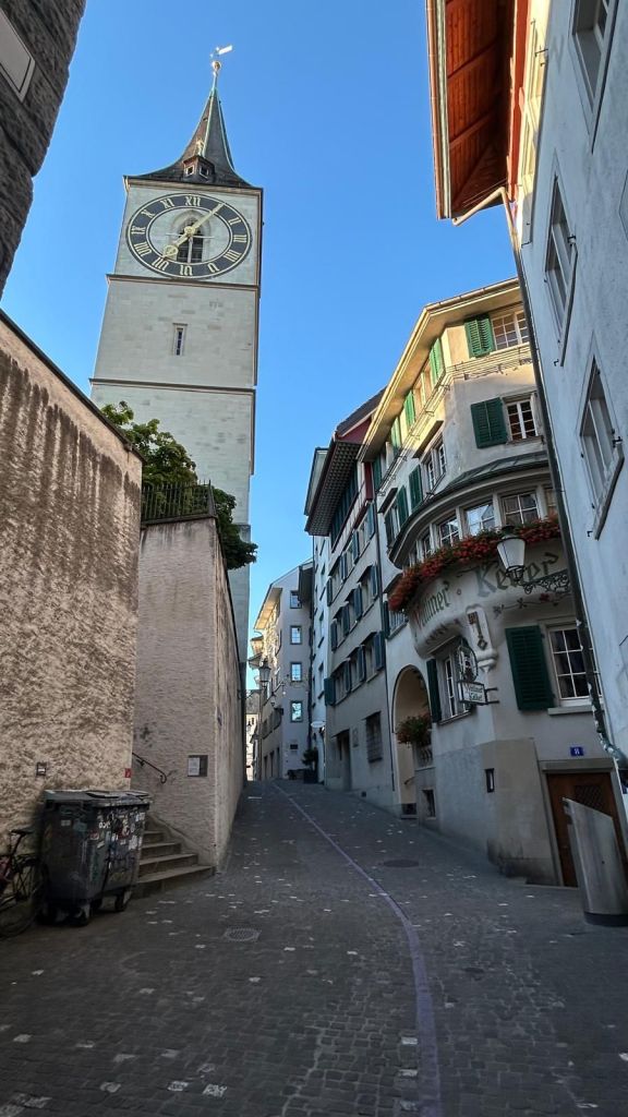 Il campanile della Chiesa di St. Peter con il quadrante di orologio più grande d'Europa, Zurigo, Svizzera