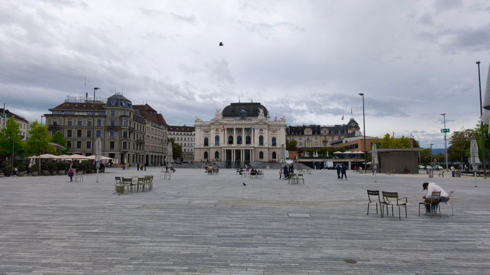 La Sechseläutenplatz di Zurigo dove ogni anno a primavera si celebre la Sechseläuten