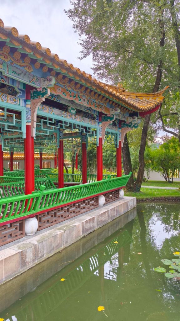 Particolare del tempio all'interno del Giardino Cinese di Zurigo, in Svizzera