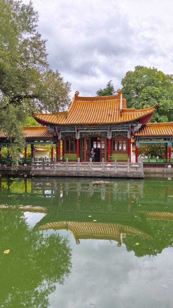 Un tempio all'interno del Chinagarten Zürich situato sulle sponde del Lago di Zurigo