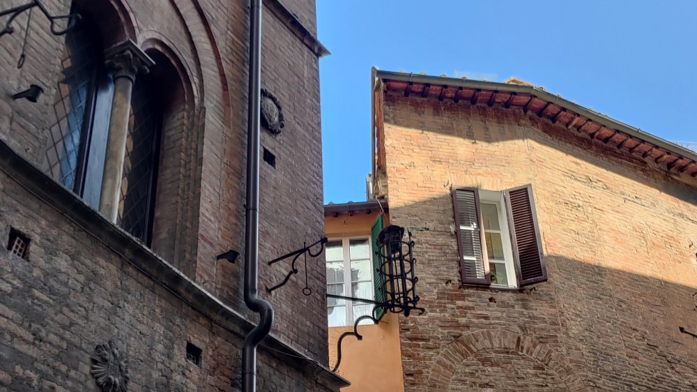 La sinistra scultura di una testa mozzata nel centro storico di Siena, in Toscana
