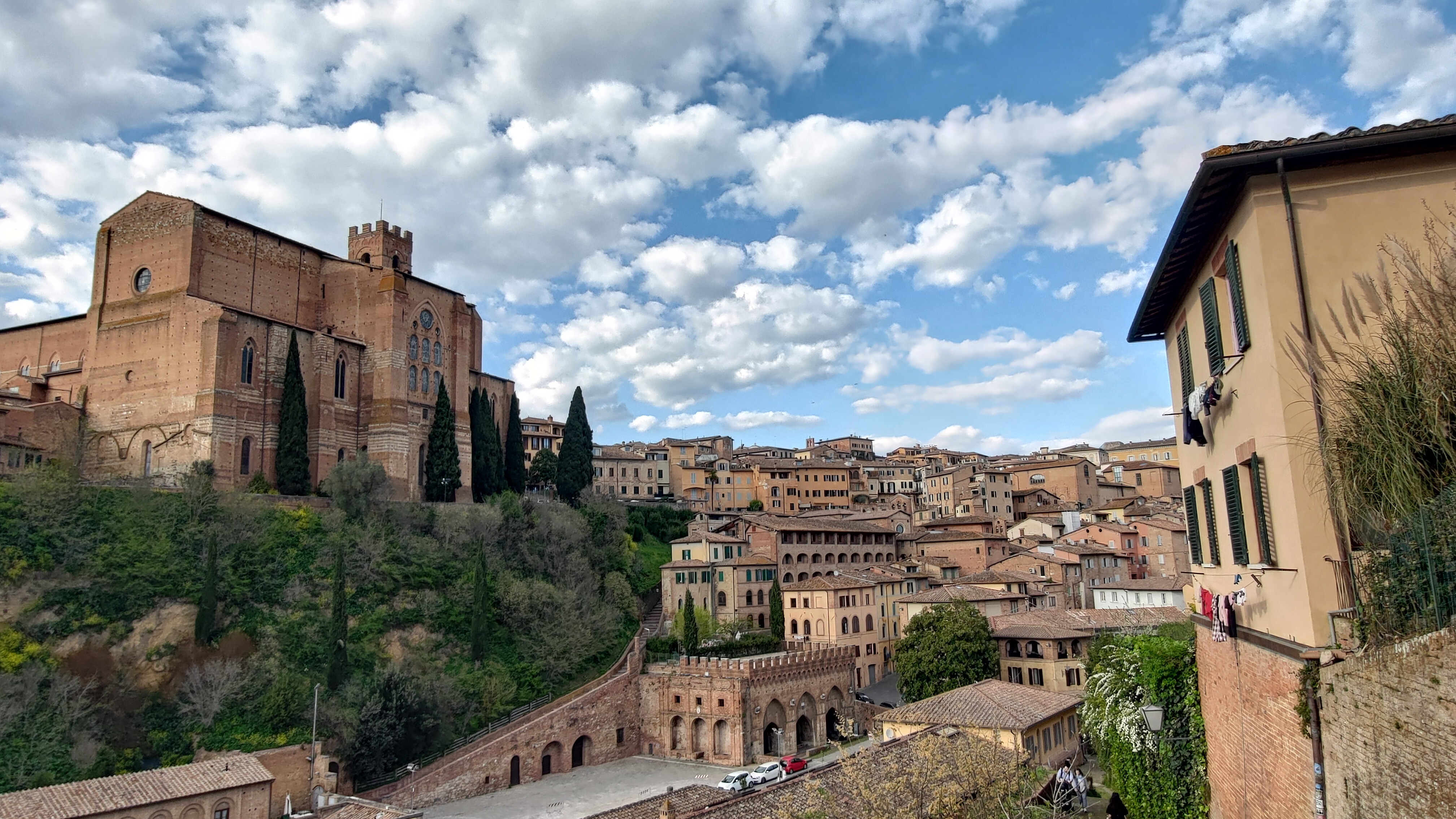 Vista panoramica del centro storico di Siena con la Basilica di San Domenico e Fontebranda