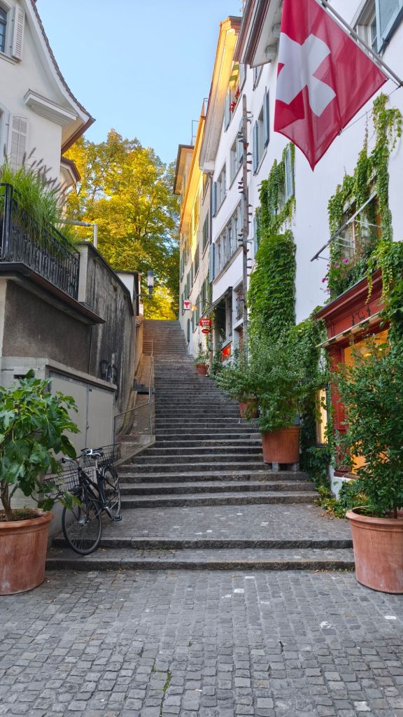 Scorci caratteristici del centro storico di Zurigo, in Svizzera