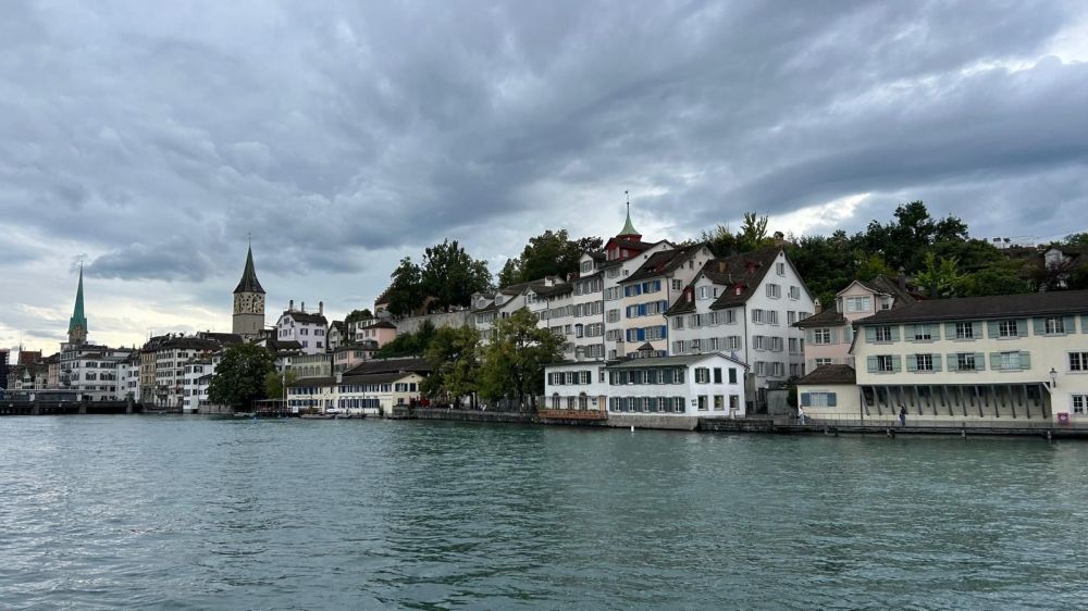 Il fiume Limmat attraversa la città svizzera di Zurigo