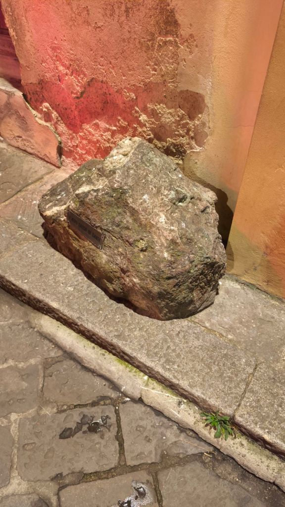 Il sasso di Dante, nei pressi del Duomo, Firenze