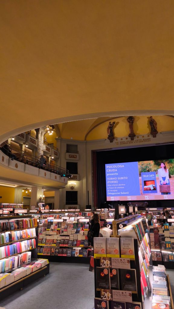 La nuova libreria all'interno dell'elegante Cinema Odeon di Firenze