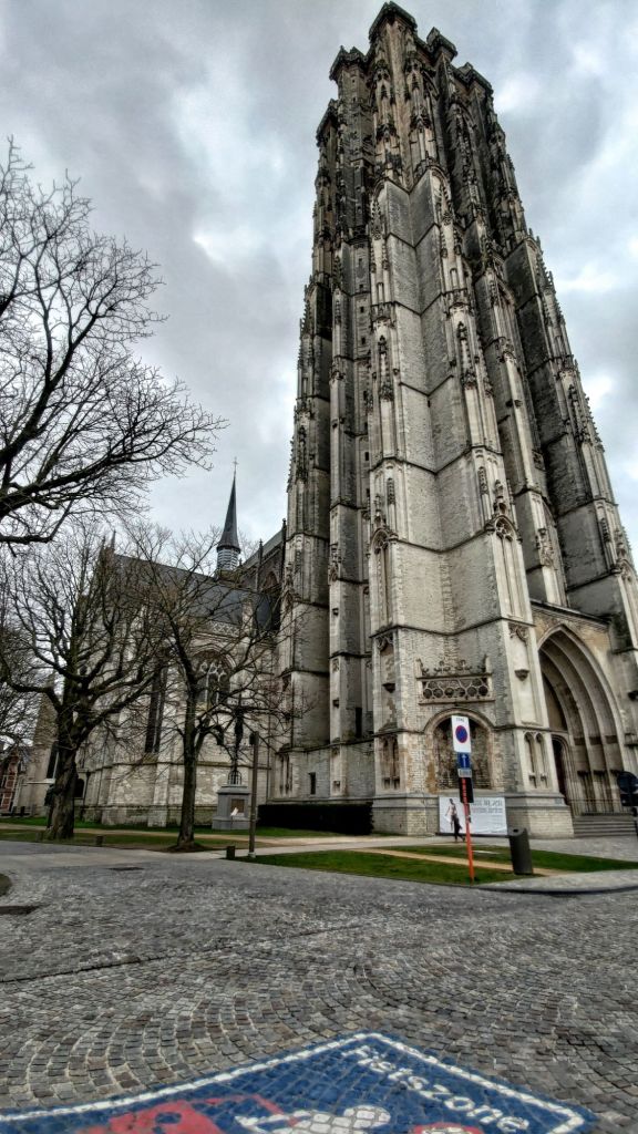 La Cattedrale di San Rombaldo con il suo campanile Patrimonio Unesco, Mechelen, Belgio