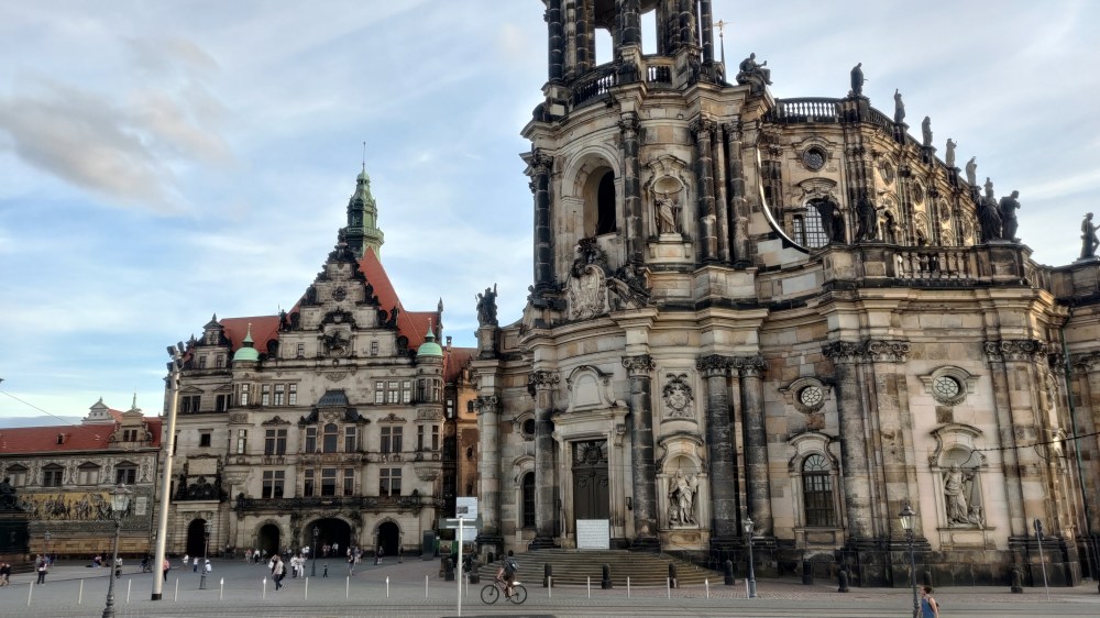 La Hofkirche e il Georgenbau nella Schlossplatz di Dresda, in Germania