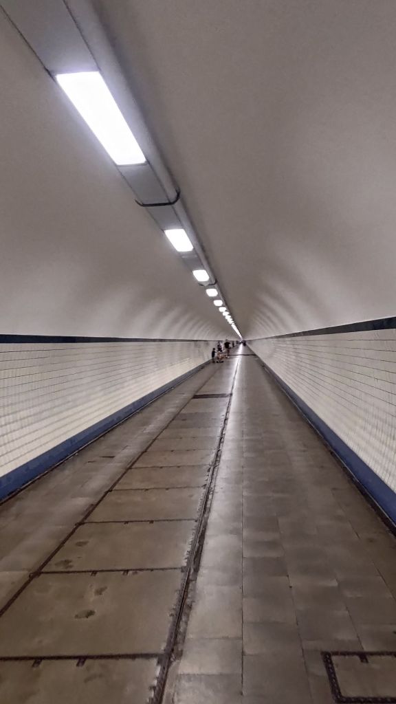 Interno del tunnel di Sant'Anna che collega i due lati della città di Anversa passando sotto il fiume Schelda